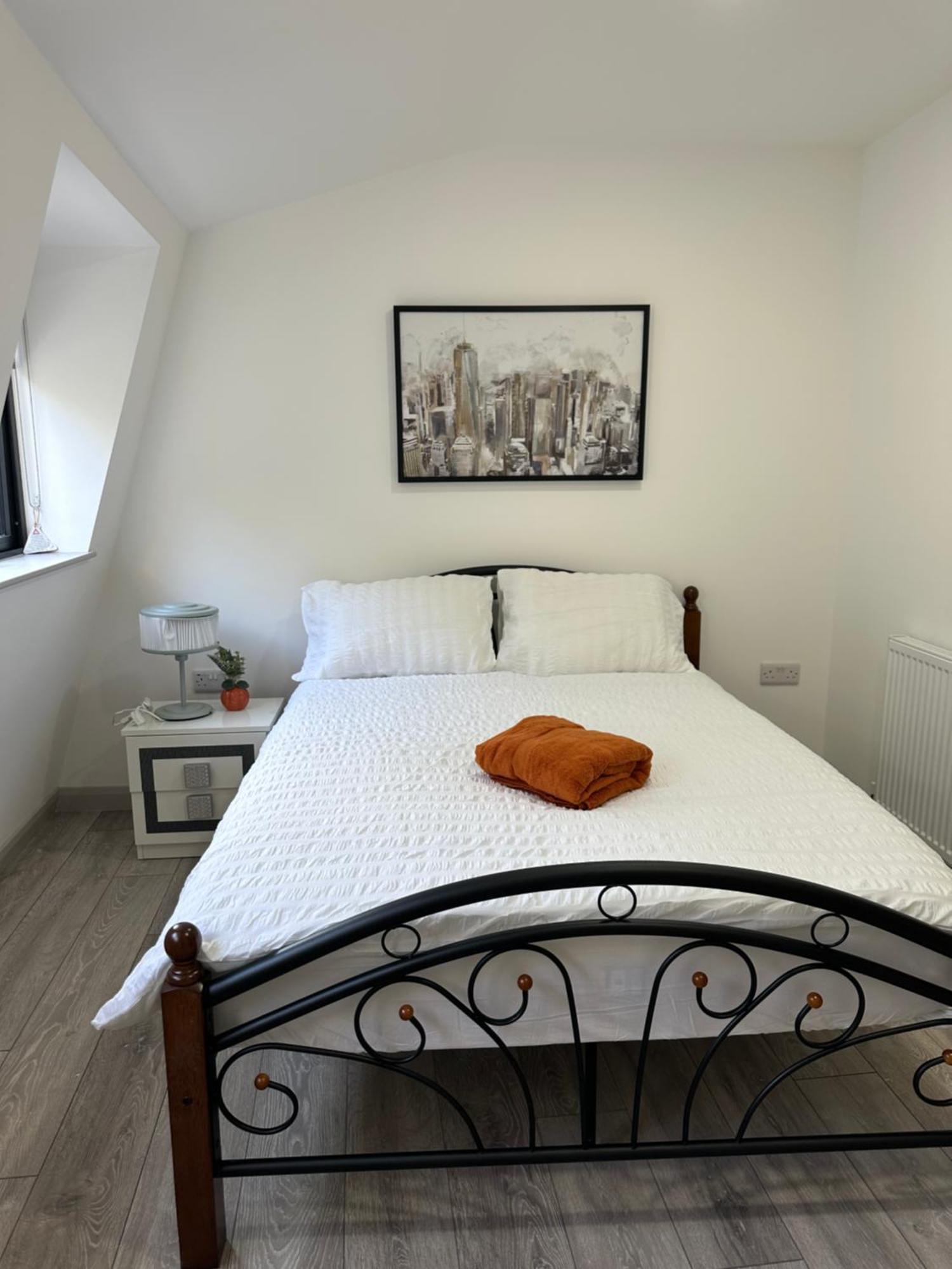 Modern 3 Bedroom With 2 Bathroom In Apartment *
