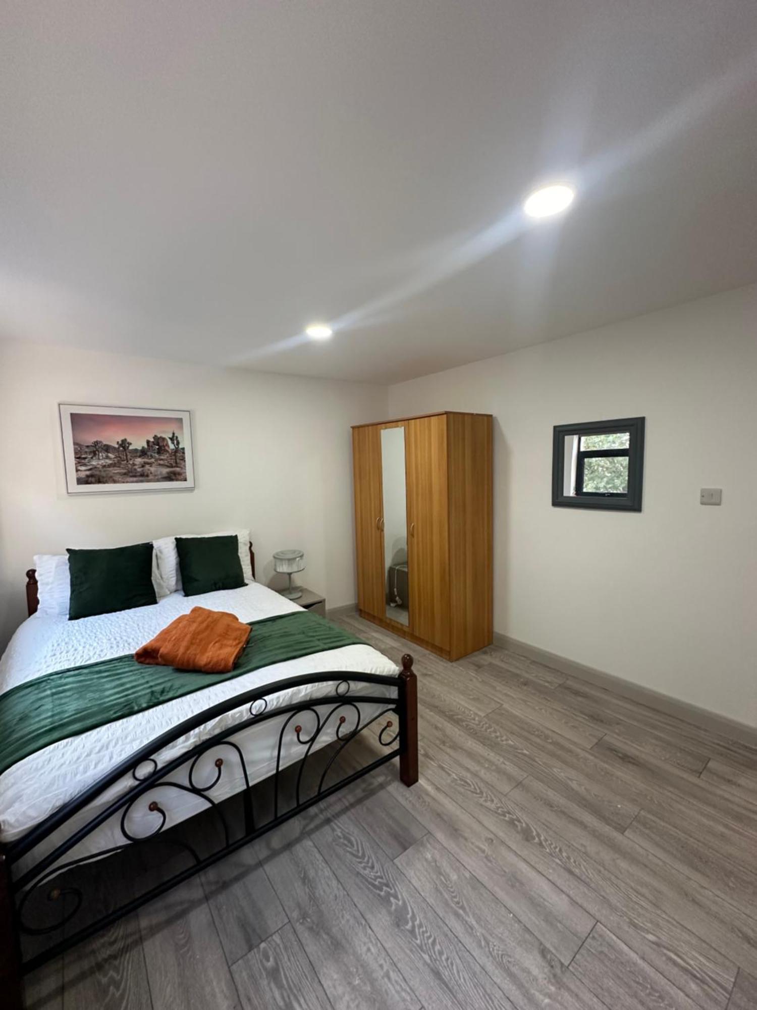 Modern 3 Bedroom With 2 Bathroom In Apartment London