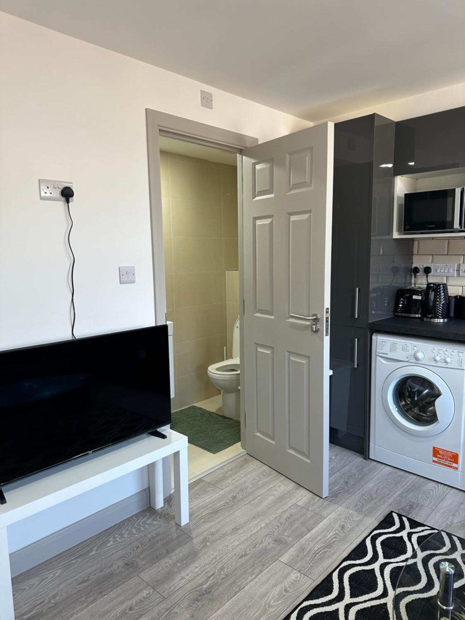 Modern 3 Bedroom With 2 Bathroom In * London
