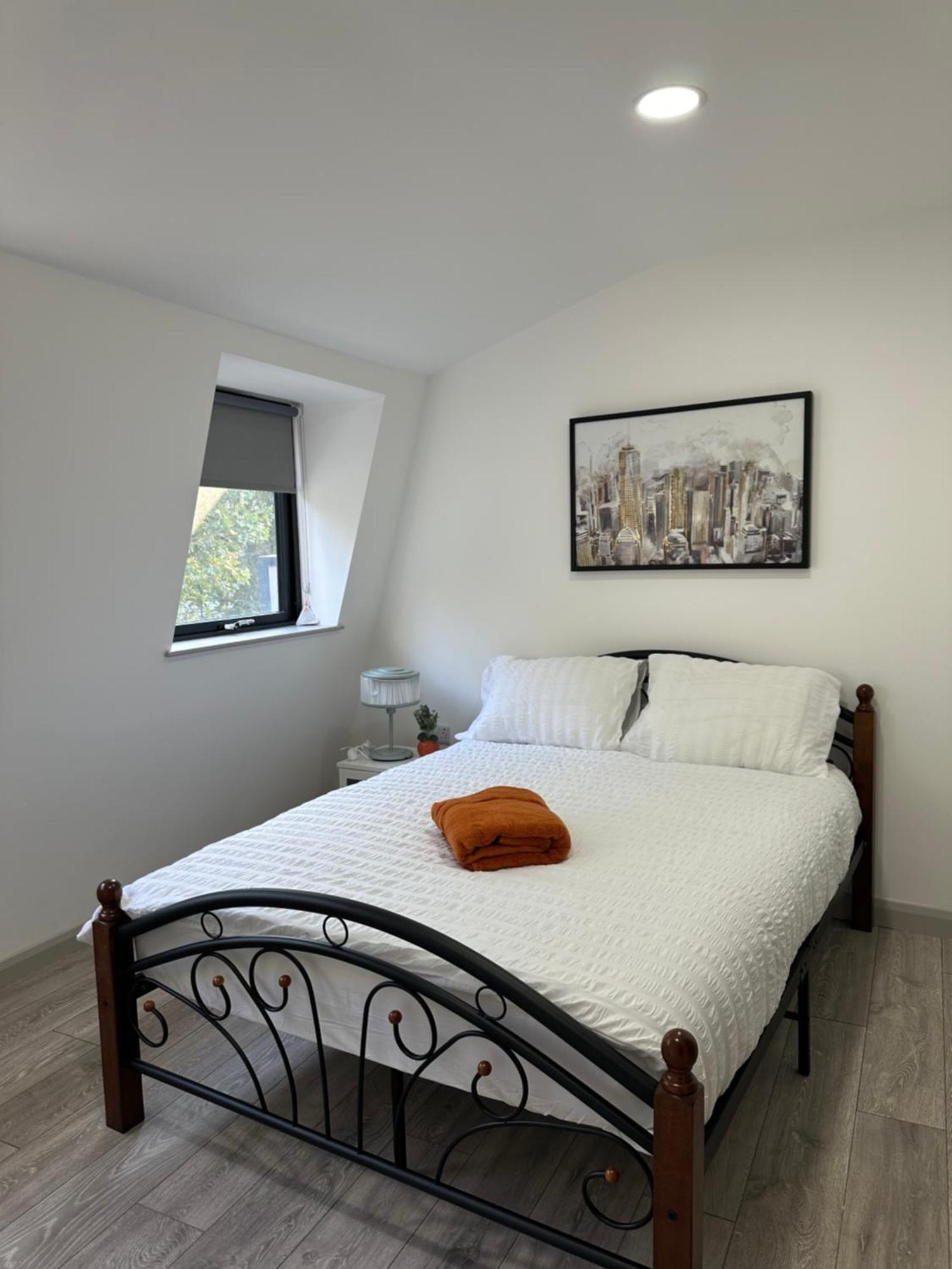 Modern 3 Bedroom With 2 Bathroom In Apartment