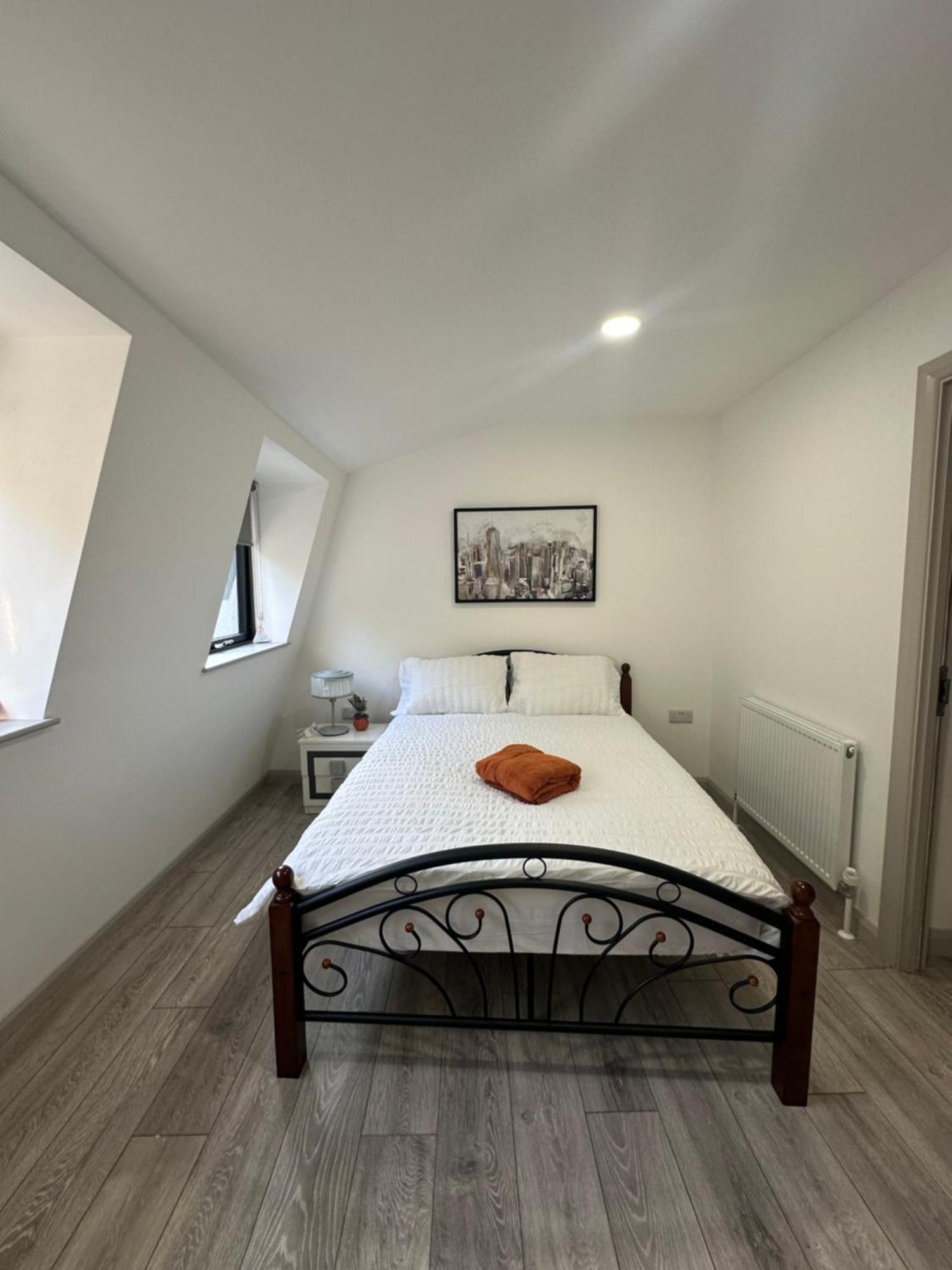 Modern 3 Bedroom With 2 Bathroom In Apartment