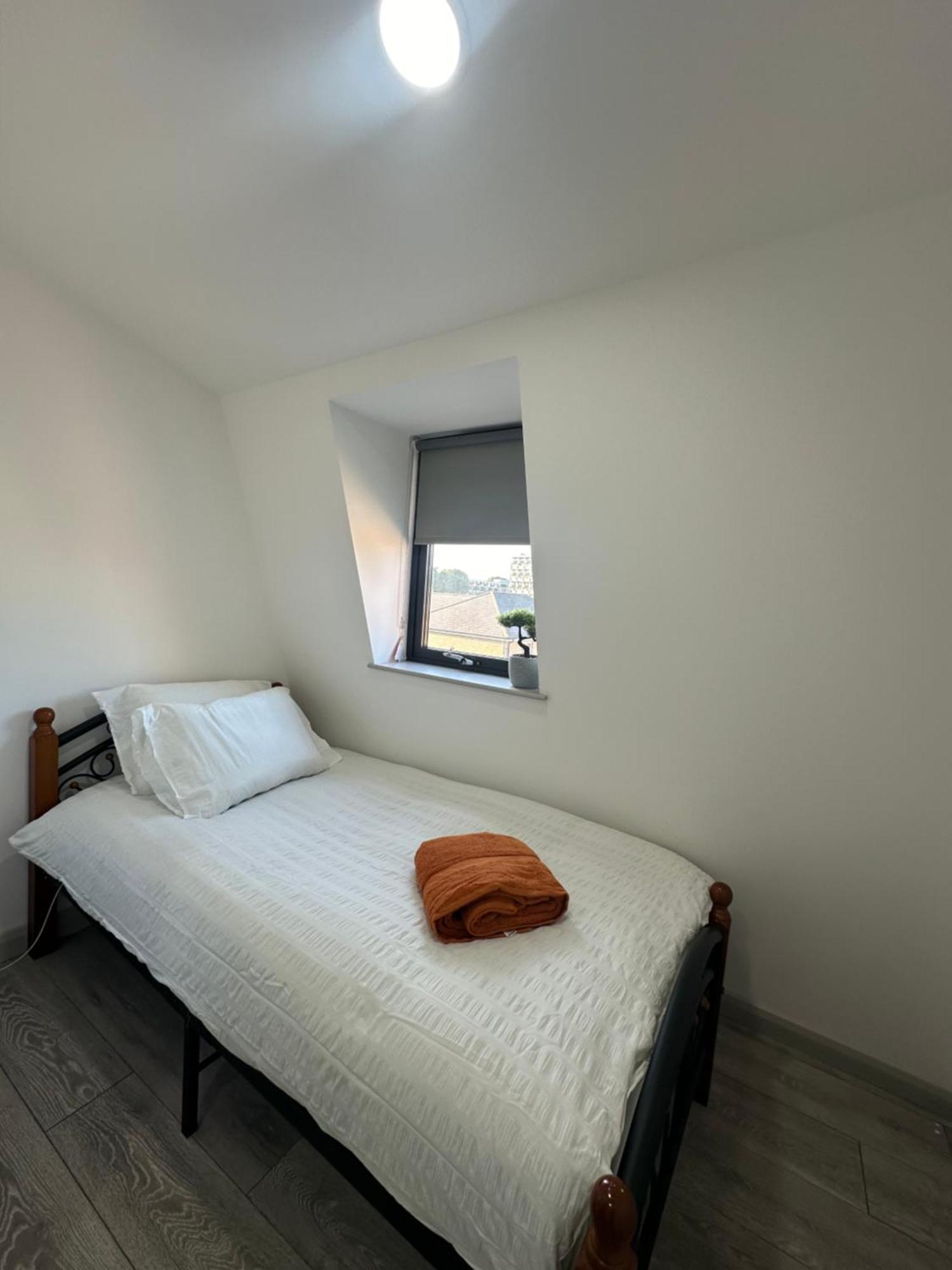 Modern 3 Bedroom With 2 Bathroom In Apartment *