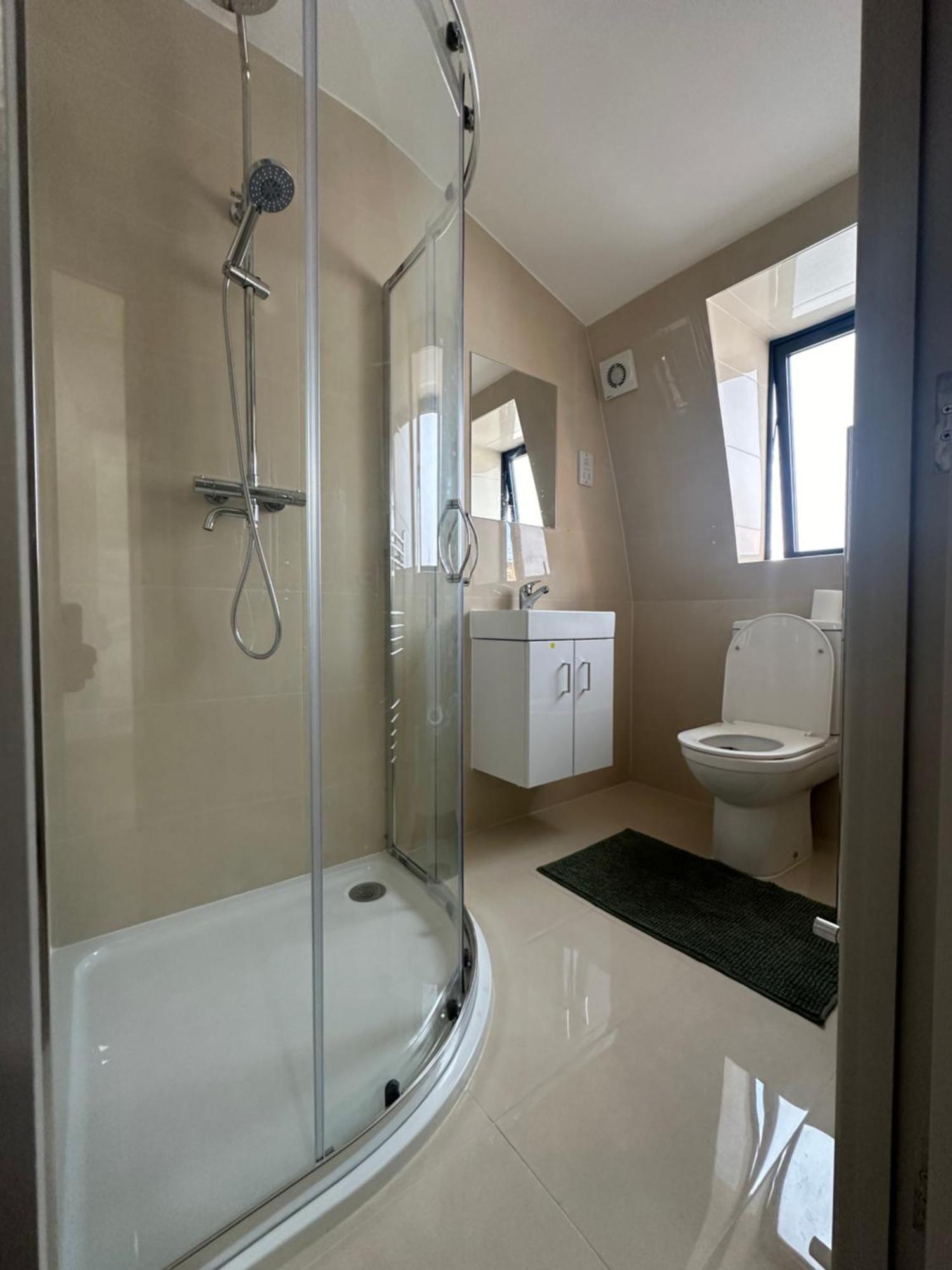 Apartment Modern 3 Bedroom With 2 Bathroom In