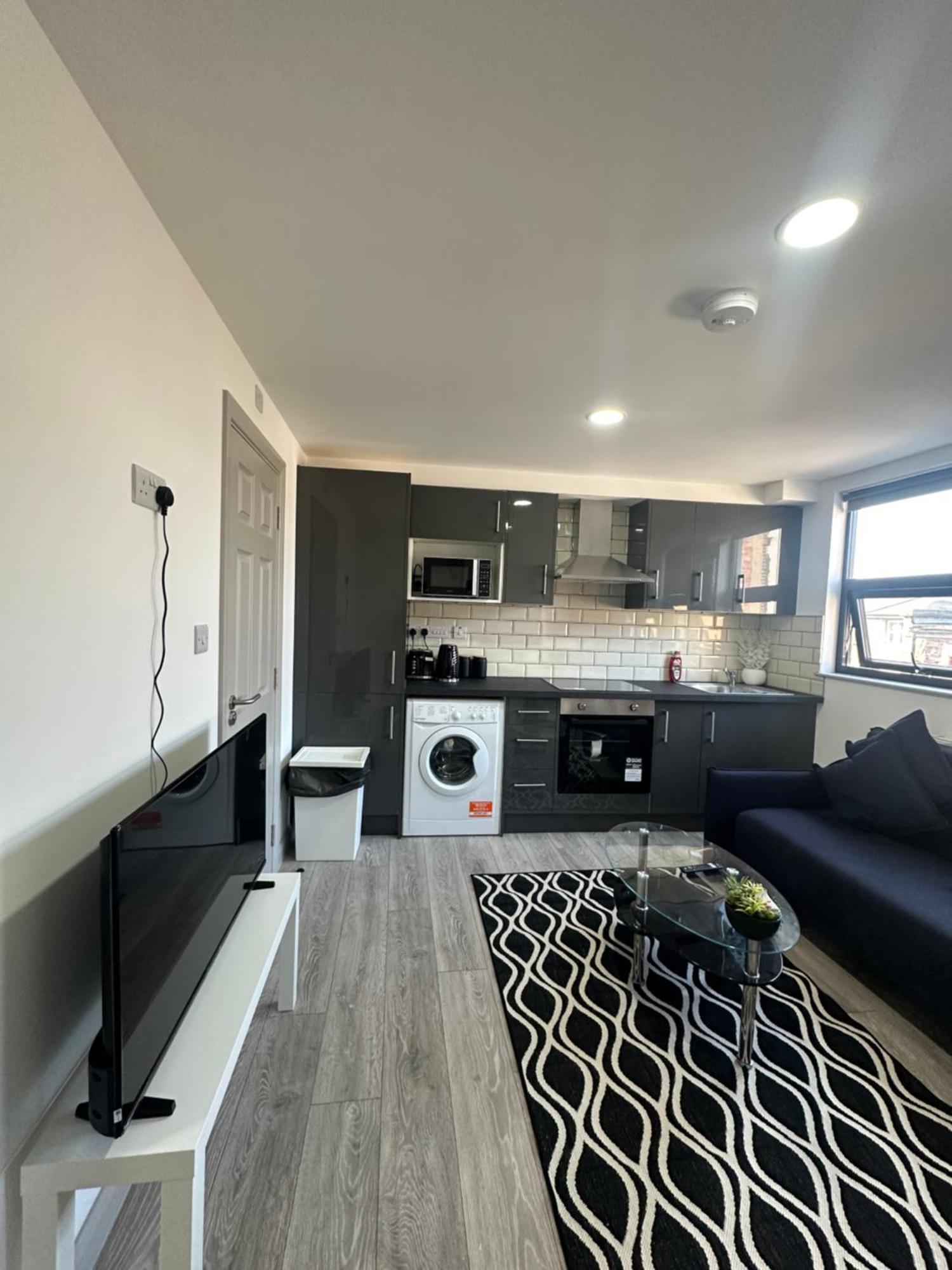 Modern 3 Bedroom With 2 Bathroom In Apartment London