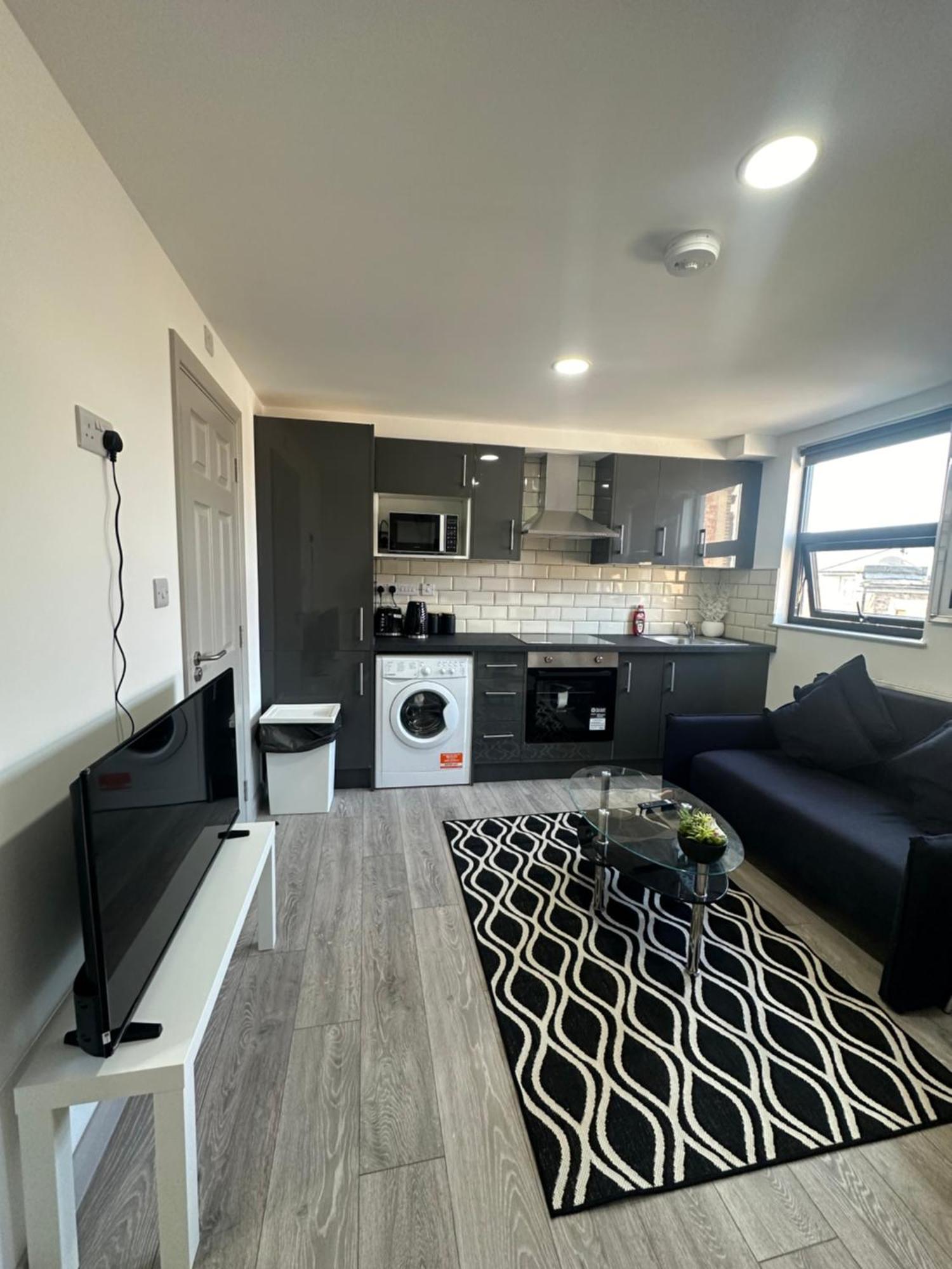 Modern 3 Bedroom With 2 Bathroom In Apartment London