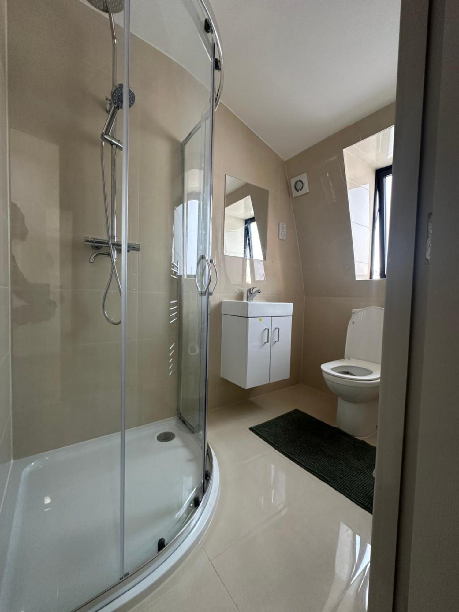 Apartment Modern 3 Bedroom With 2 Bathroom In London