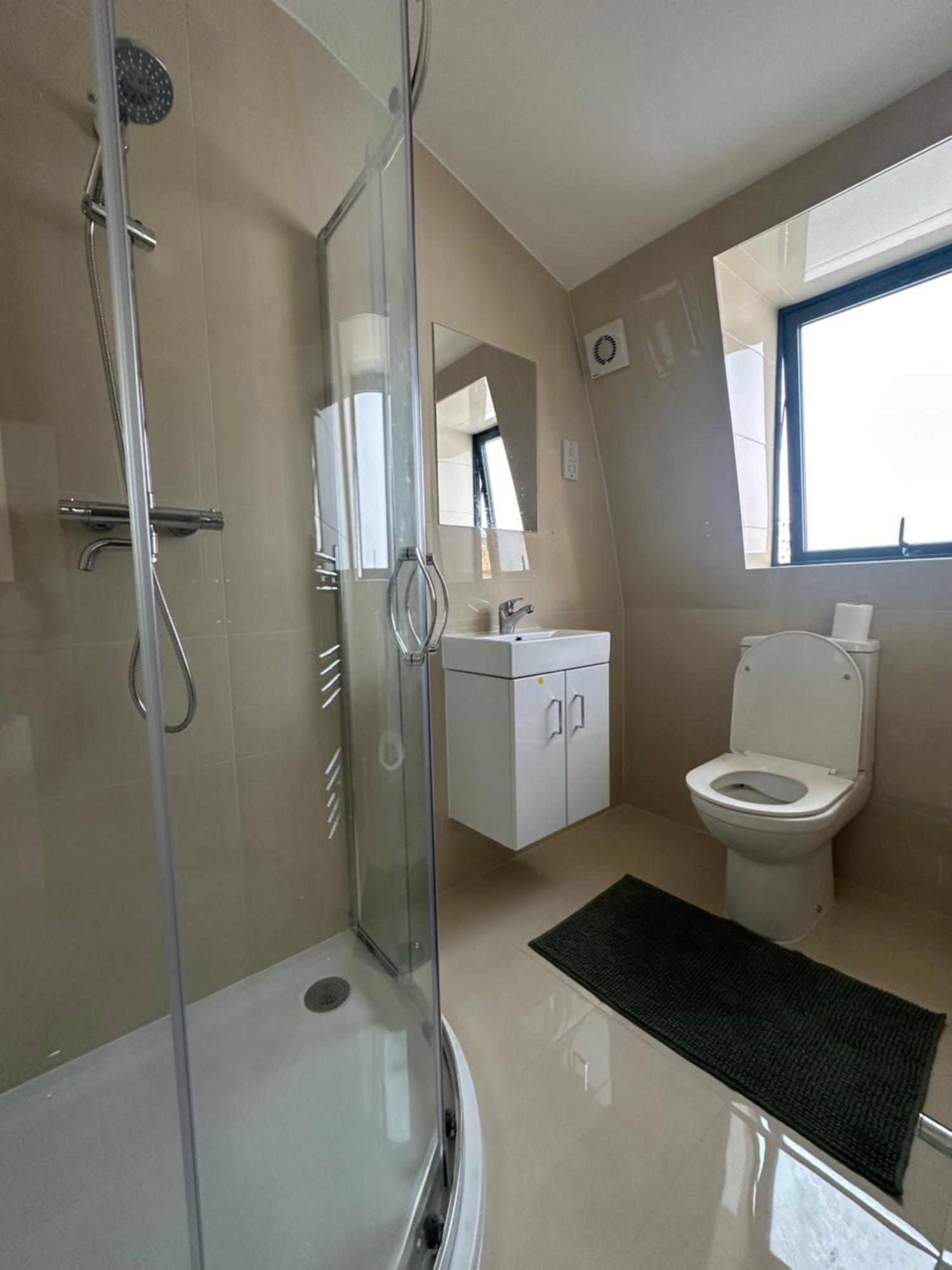 Modern 3 Bedroom With 2 Bathroom In