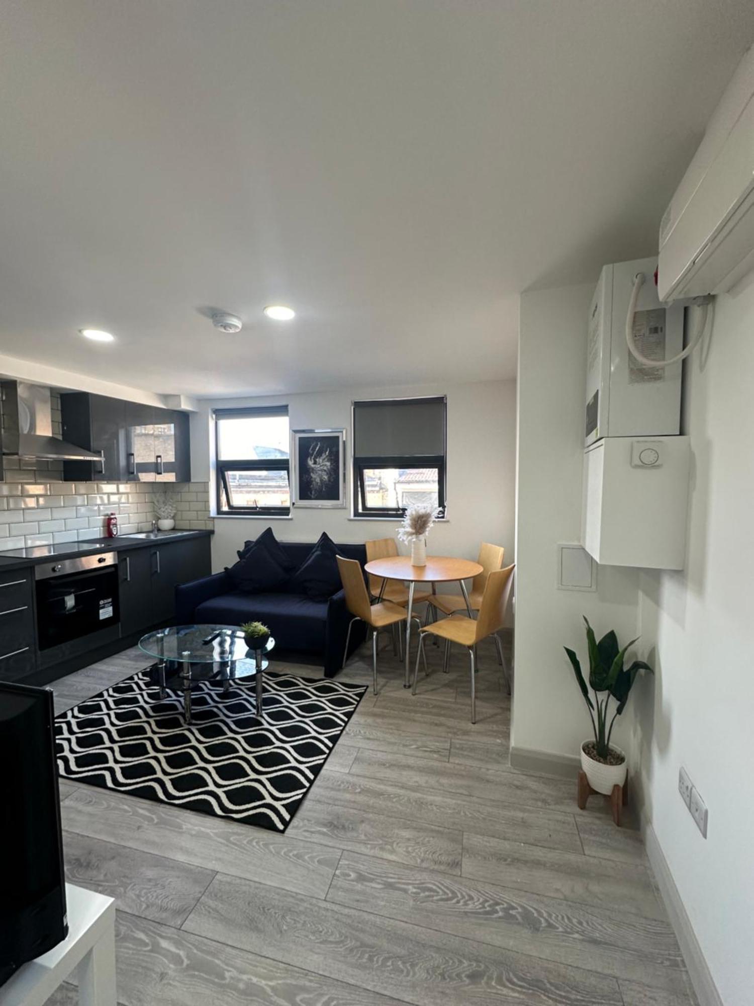 Modern 3 Bedroom With 2 Bathroom In Apartment *