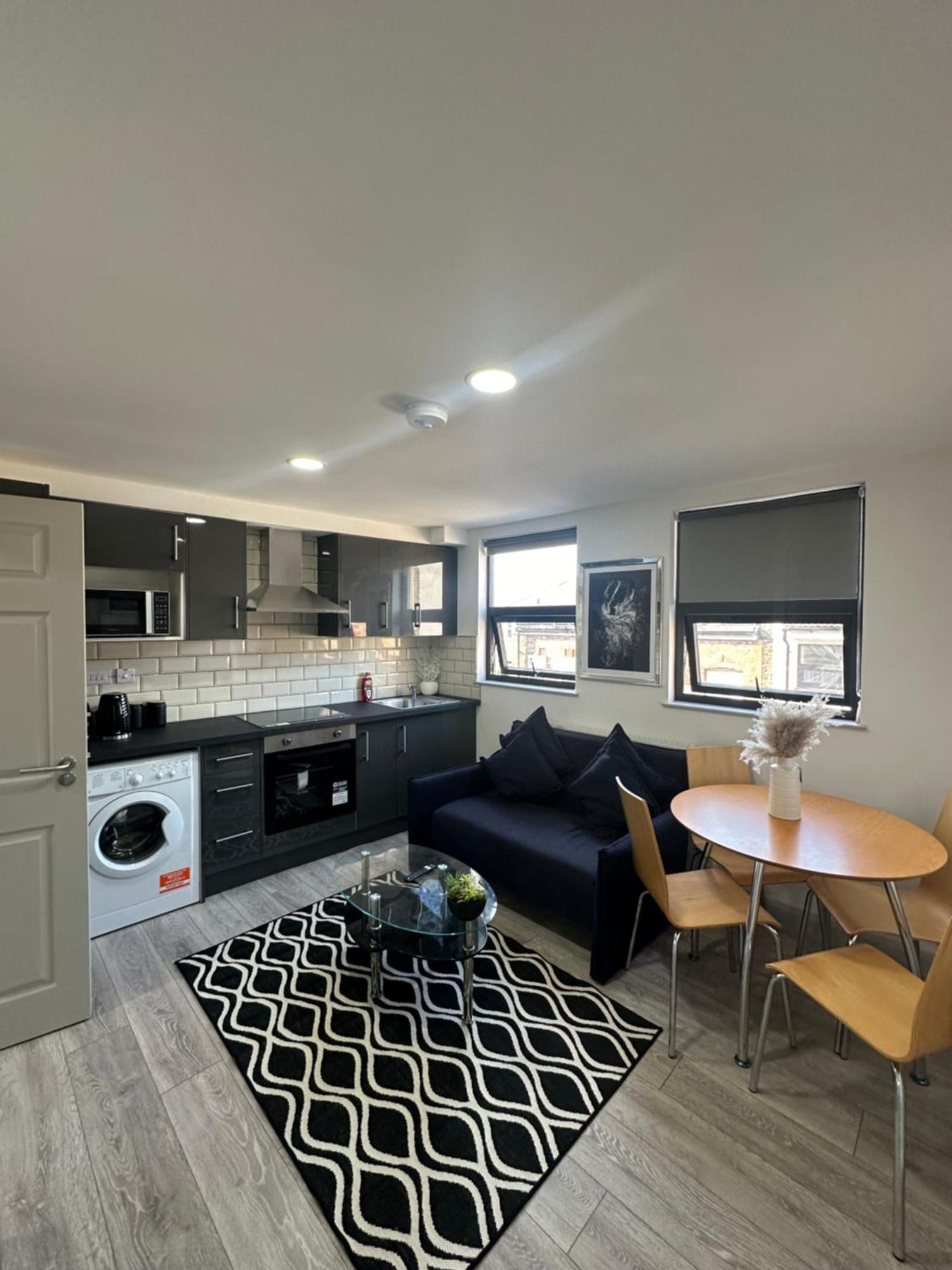 Modern 3 Bedroom With 2 Bathroom In * London