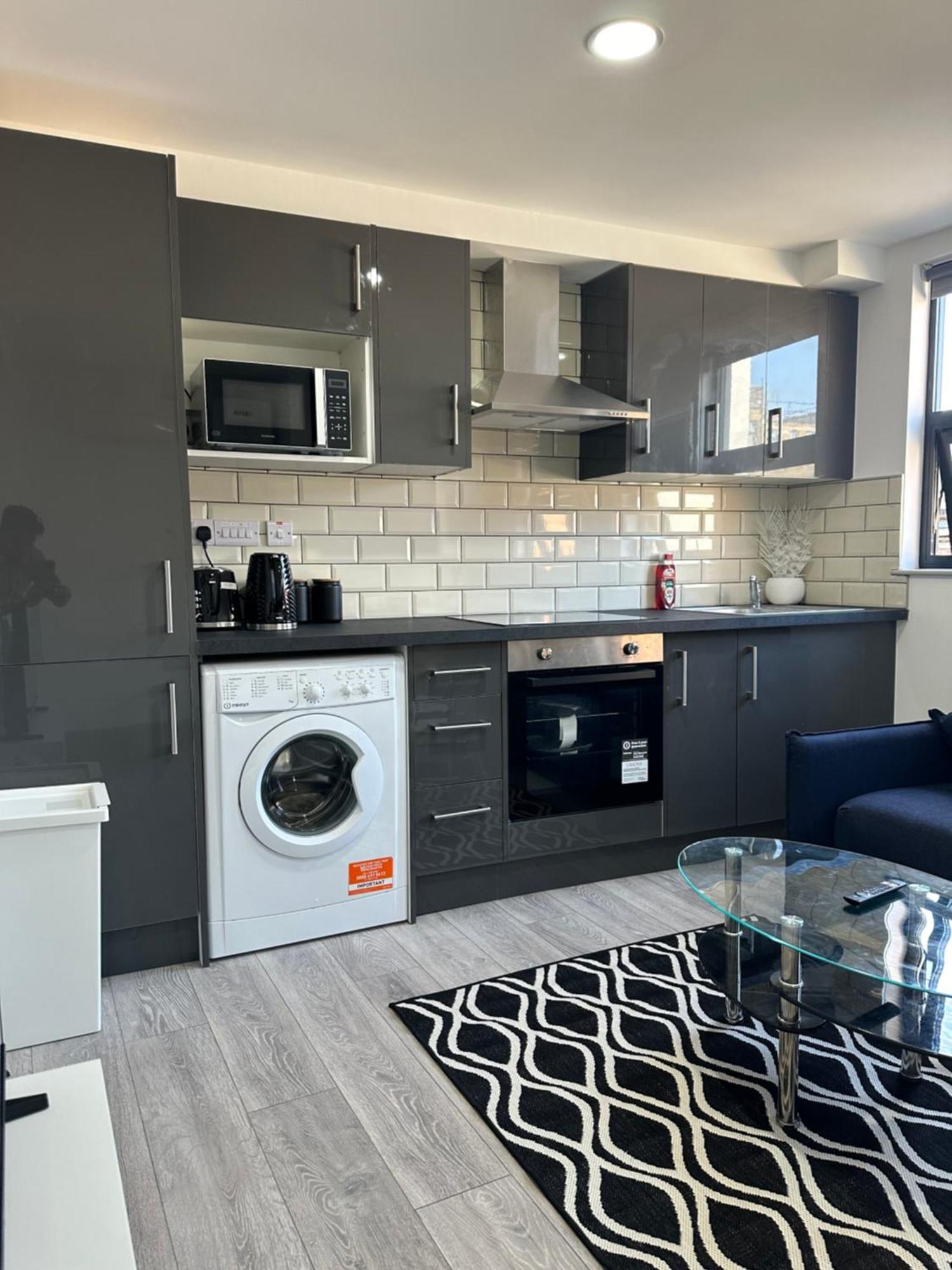Modern 3 Bedroom With 2 Bathroom In Apartment