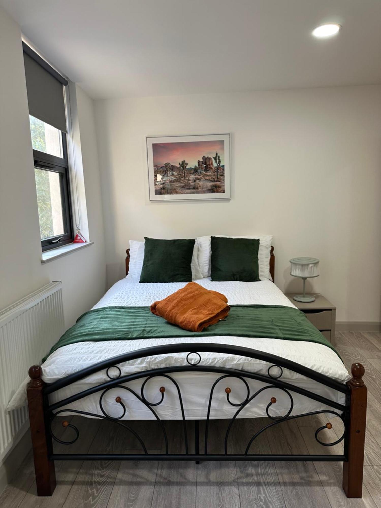 Modern 3 Bedroom With 2 Bathroom In Apartment *