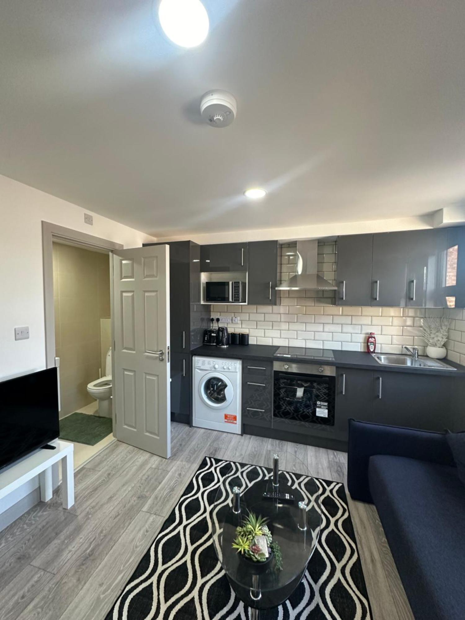 Modern 3 Bedroom With 2 Bathroom In Apartment London